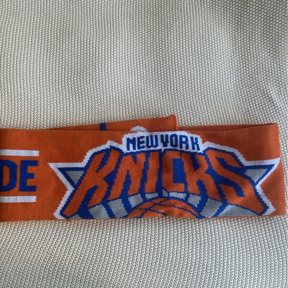 NY Knicks Scarf - Picture 1 of 2